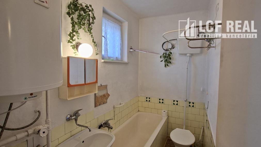 RD s hospodárskou budovou a garážou, Jablonov nad Turňou