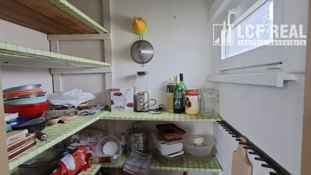 RD s garážou a pekným pozemkom vo výbornej lokalite, Revúca