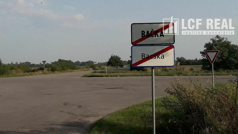 Veľký stavebný pozemok 3501 m2, Bačka