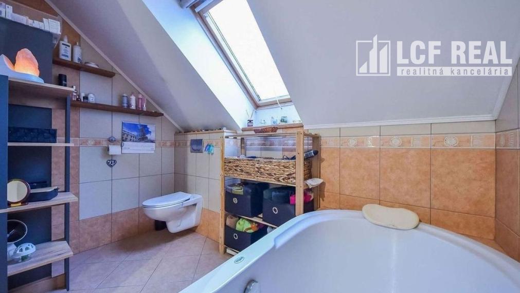 RODINNÝ DOM S VEĽKÝM POZEMKOM, UL. HLAVNÁ, VALALIKY