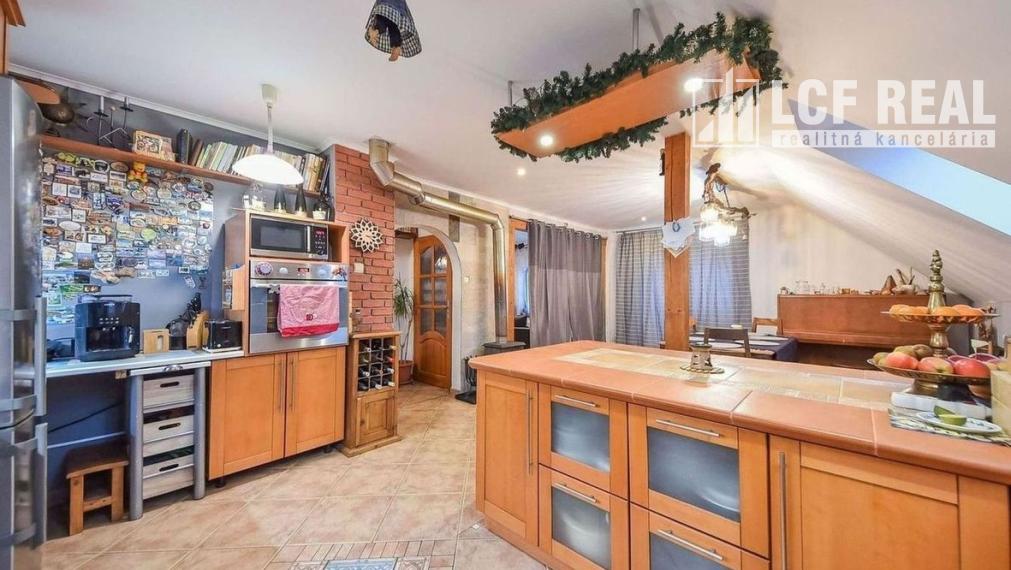 RODINNÝ DOM S VEĽKÝM POZEMKOM, UL. HLAVNÁ, VALALIKY