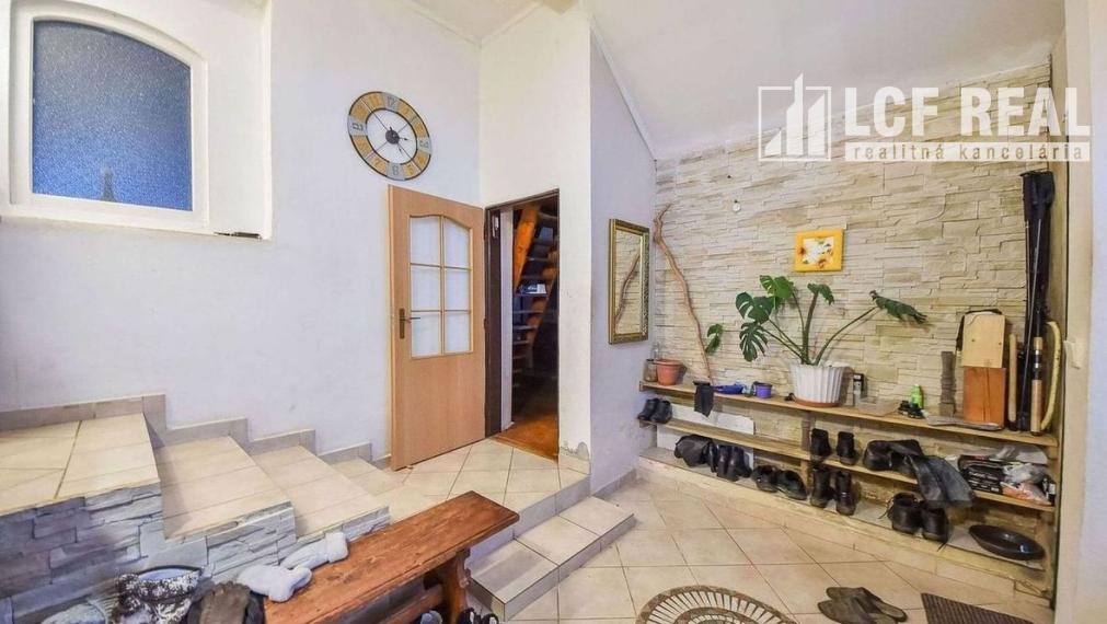 RODINNÝ DOM S VEĽKÝM POZEMKOM, UL. HLAVNÁ, VALALIKY