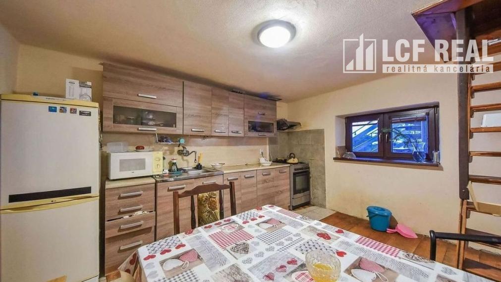 RODINNÝ DOM S VEĽKÝM POZEMKOM, UL. HLAVNÁ, VALALIKY