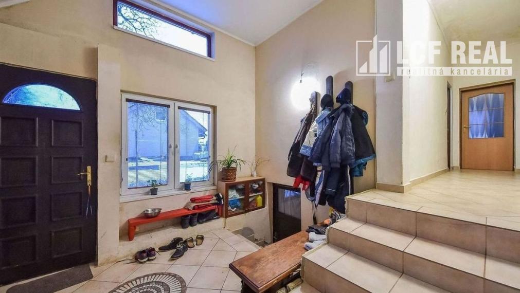 RODINNÝ DOM S VEĽKÝM POZEMKOM, UL. HLAVNÁ, VALALIKY