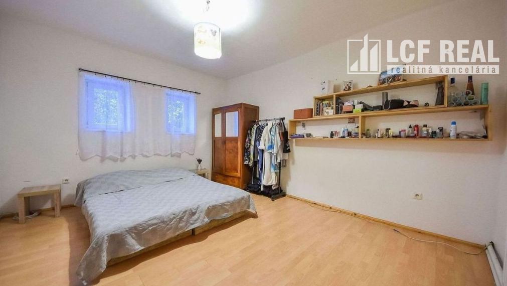 RODINNÝ DOM S VEĽKÝM POZEMKOM, UL. HLAVNÁ, VALALIKY