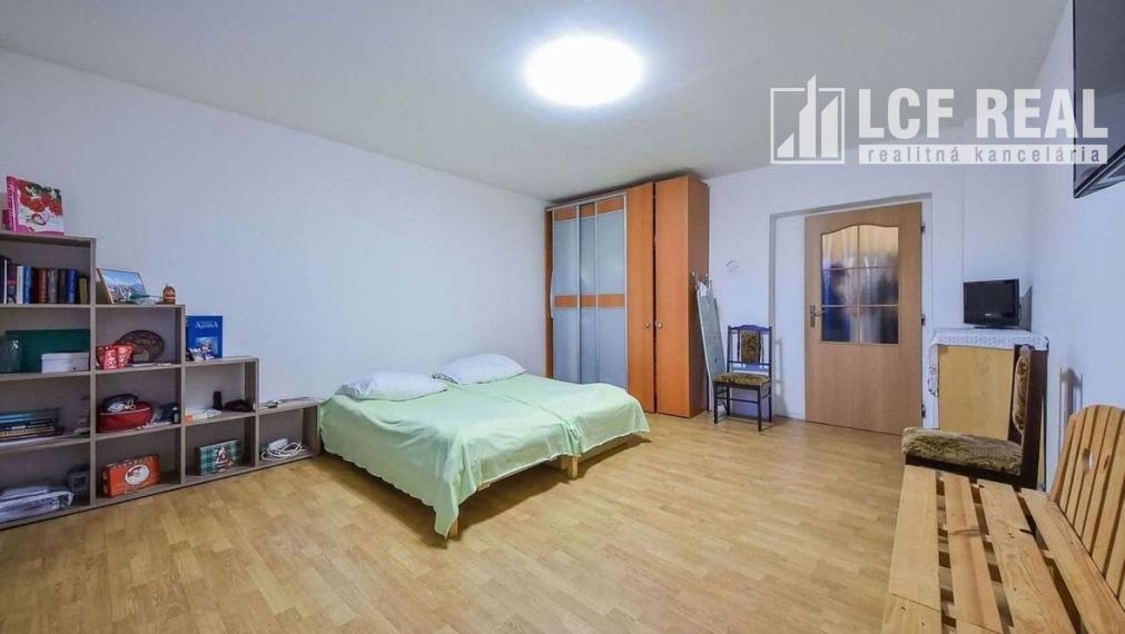 RODINNÝ DOM S VEĽKÝM POZEMKOM, UL. HLAVNÁ, VALALIKY