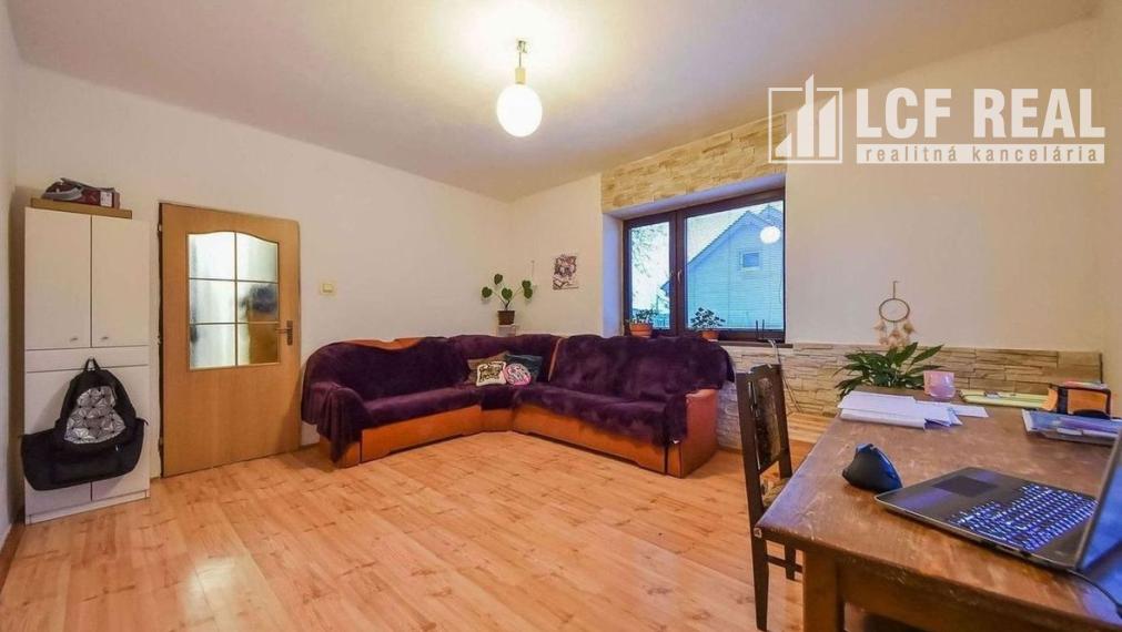 RODINNÝ DOM S VEĽKÝM POZEMKOM, UL. HLAVNÁ, VALALIKY