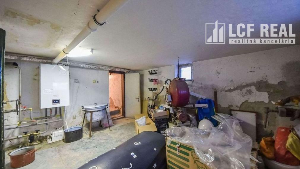 RODINNÝ DOM S VEĽKÝM POZEMKOM, UL. HLAVNÁ, VALALIKY