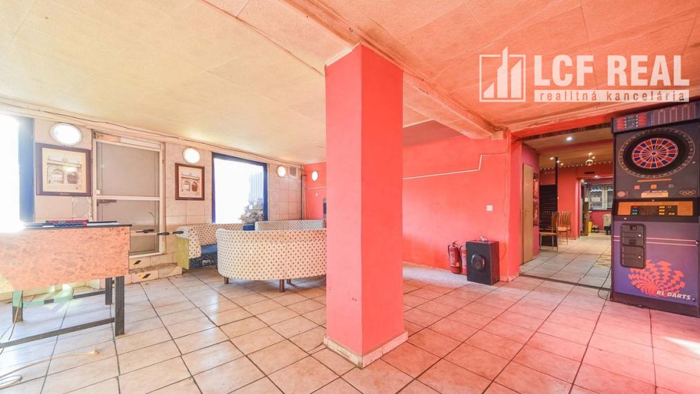 ZABEHNUTÁ PIZZERIA S KEBABOM, VEĽKÁ IDA  