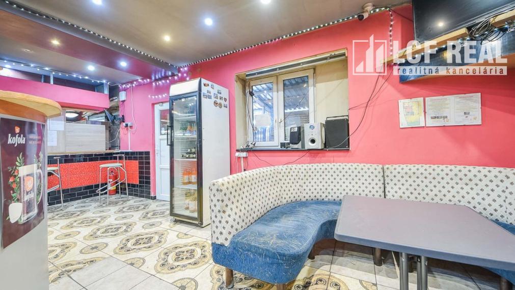 ZABEHNUTÁ PIZZERIA S KEBABOM, VEĽKÁ IDA  