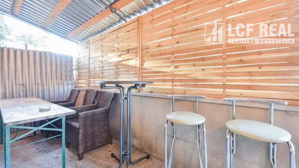 ZABEHNUTÁ PIZZERIA S KEBABOM, VEĽKÁ IDA  