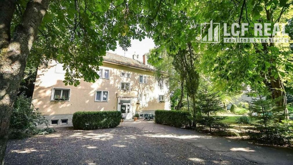 PENZIÓN S BUDOVAMI A VEĽKÝM POZEMKOM, SOMOTOR