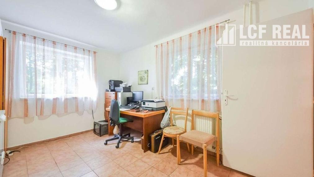 PENZIÓN S BUDOVAMI A VEĽKÝM POZEMKOM, SOMOTOR