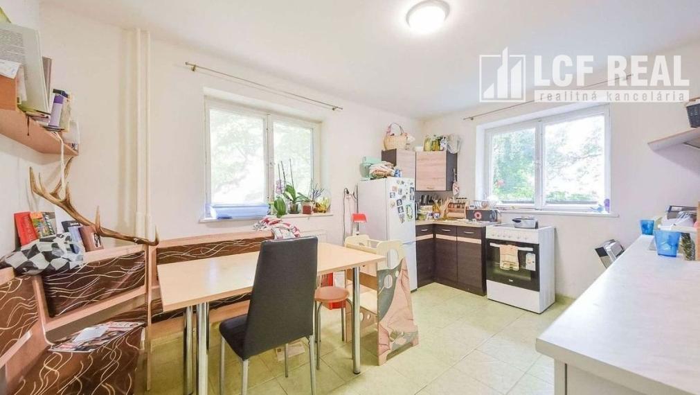 PENZIÓN S BUDOVAMI A VEĽKÝM POZEMKOM, SOMOTOR