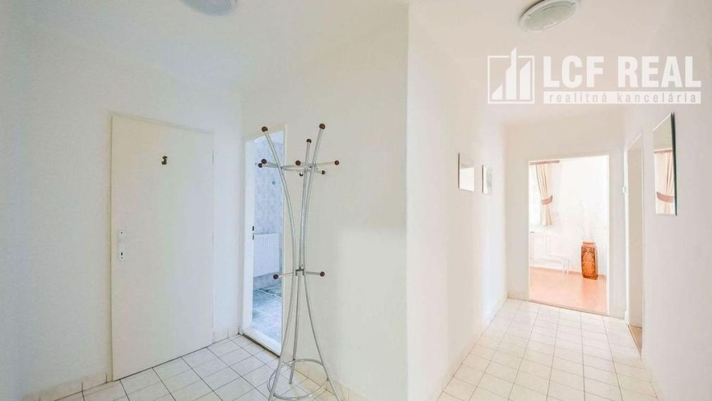 PENZIÓN S BUDOVAMI A VEĽKÝM POZEMKOM, SOMOTOR