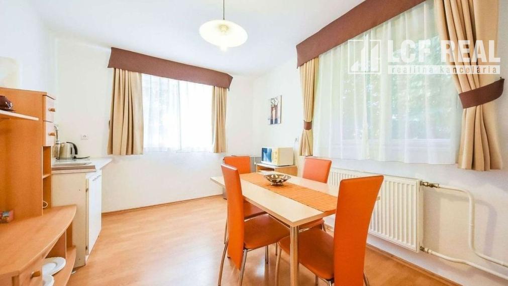 PENZIÓN S BUDOVAMI A VEĽKÝM POZEMKOM, SOMOTOR