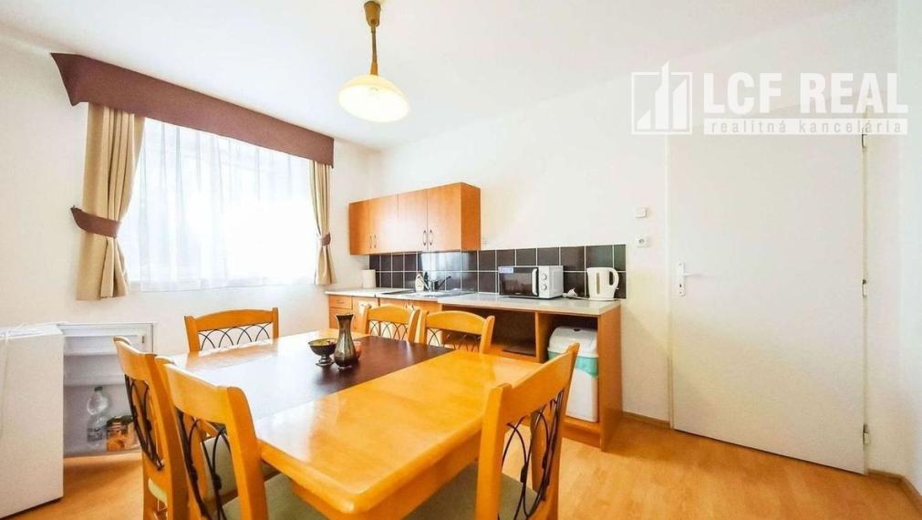 PENZIÓN S BUDOVAMI A VEĽKÝM POZEMKOM, SOMOTOR