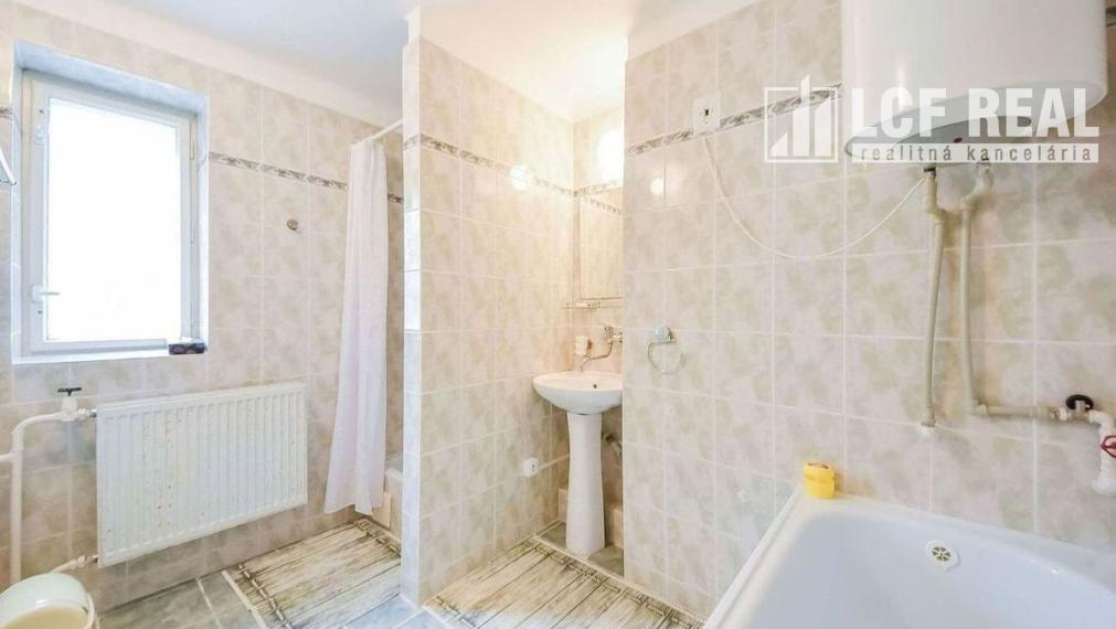 PENZIÓN S BUDOVAMI A VEĽKÝM POZEMKOM, SOMOTOR