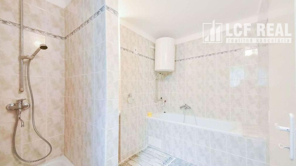 PENZIÓN S BUDOVAMI A VEĽKÝM POZEMKOM, SOMOTOR