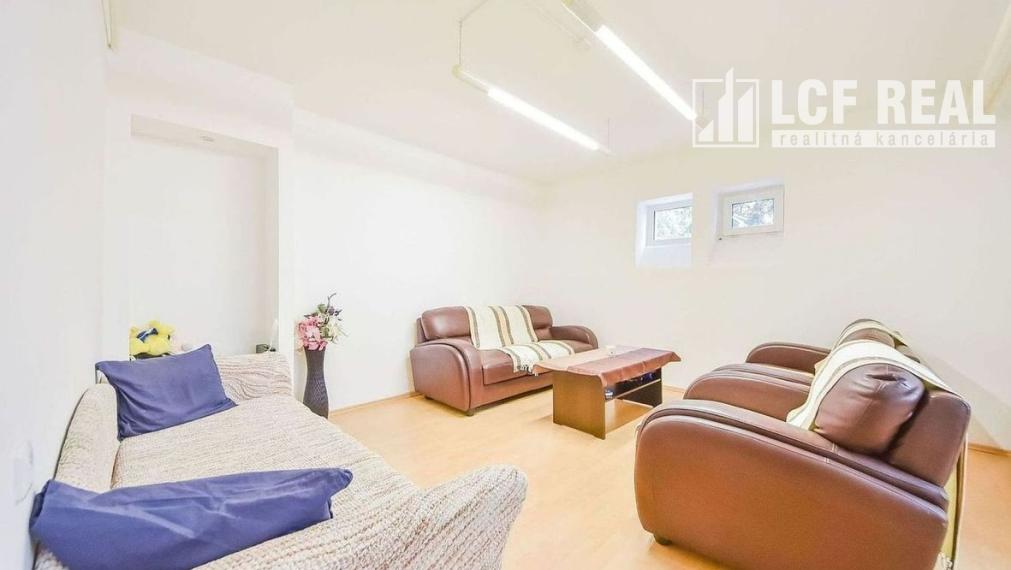 PENZIÓN S BUDOVAMI A VEĽKÝM POZEMKOM, SOMOTOR