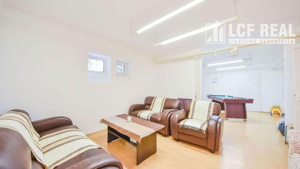 PENZIÓN S BUDOVAMI A VEĽKÝM POZEMKOM, SOMOTOR