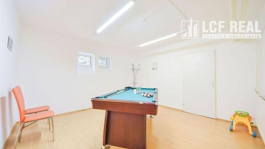 PENZIÓN S BUDOVAMI A VEĽKÝM POZEMKOM, SOMOTOR