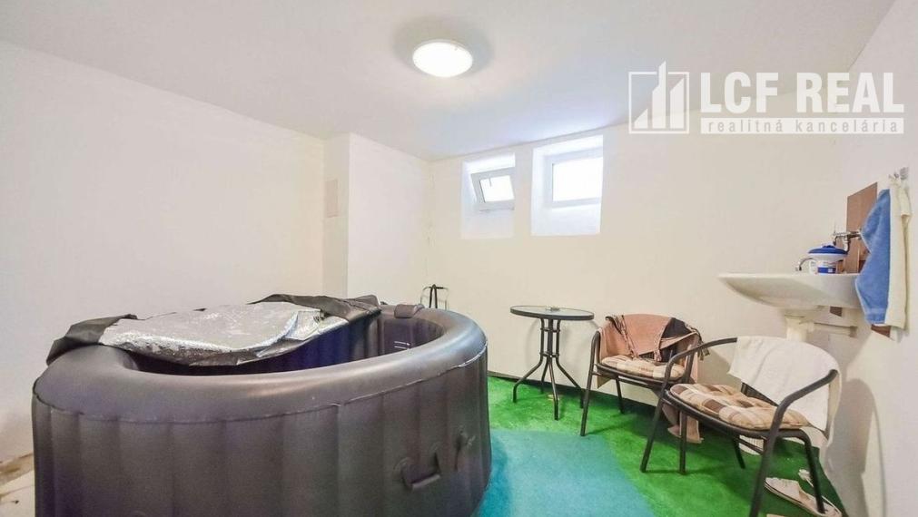 PENZIÓN S BUDOVAMI A VEĽKÝM POZEMKOM, SOMOTOR