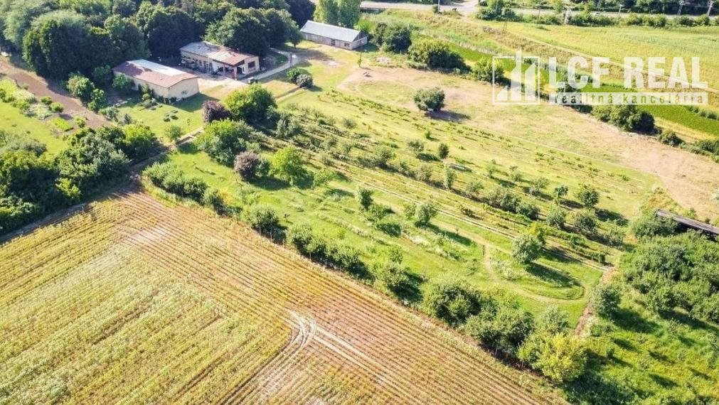 PENZIÓN S BUDOVAMI A VEĽKÝM POZEMKOM, SOMOTOR