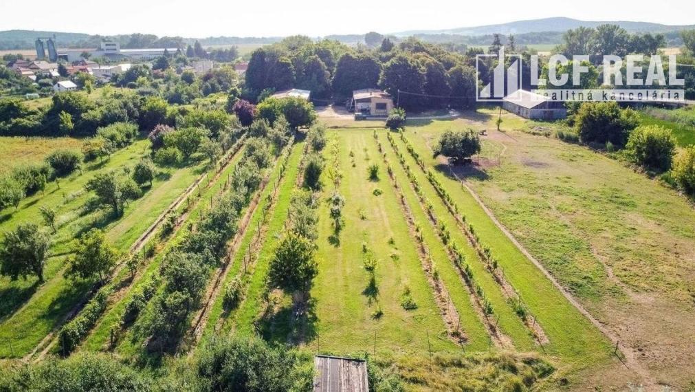 PENZIÓN S BUDOVAMI A VEĽKÝM POZEMKOM, SOMOTOR