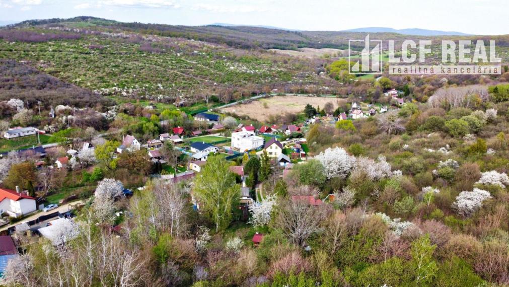 ZÁHRADNY POZEMOK S KRÁSNYM VÝHĽADOM, BYSTER