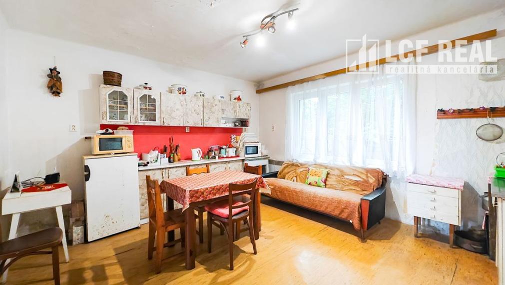 3-IZB. RD S GARÁŽOU A POZEMKOM 1884 m2, BORŠA