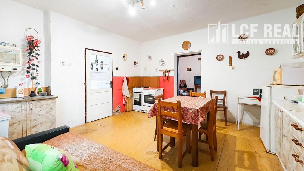 3-IZB. RD S GARÁŽOU A POZEMKOM 1884 m2, BORŠA