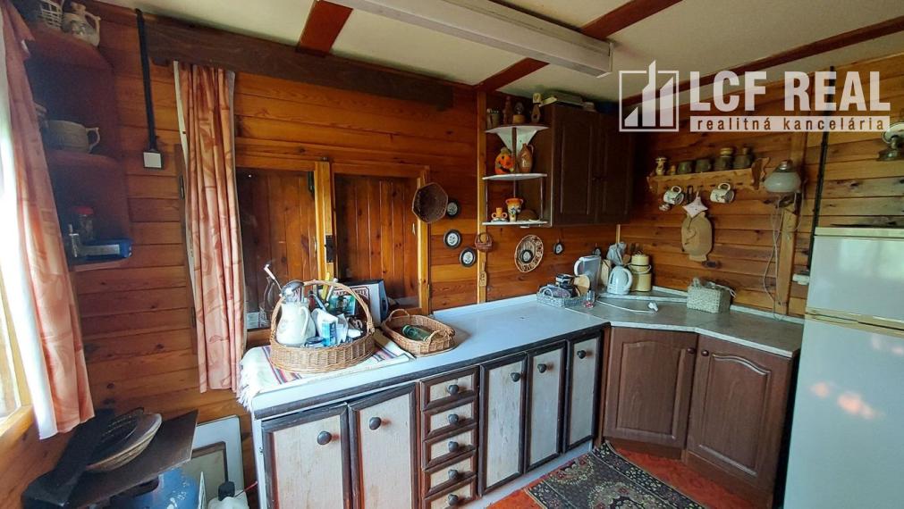 ZÁHRADNA CHATA S VINICOU, JABLONOV NAD TURŇOU