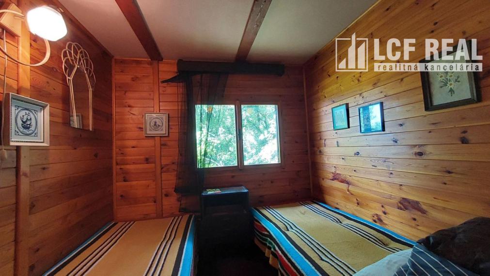 ZÁHRADNA CHATA S VINICOU, JABLONOV NAD TURŇOU