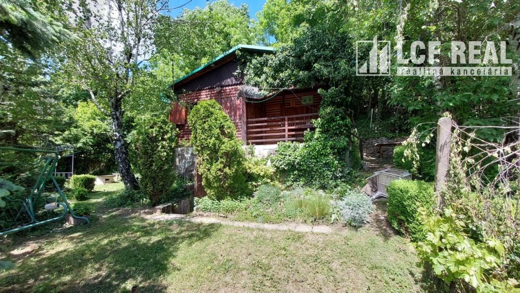 ZÁHRADNA CHATA S VINICOU, JABLONOV NAD TURŇOU