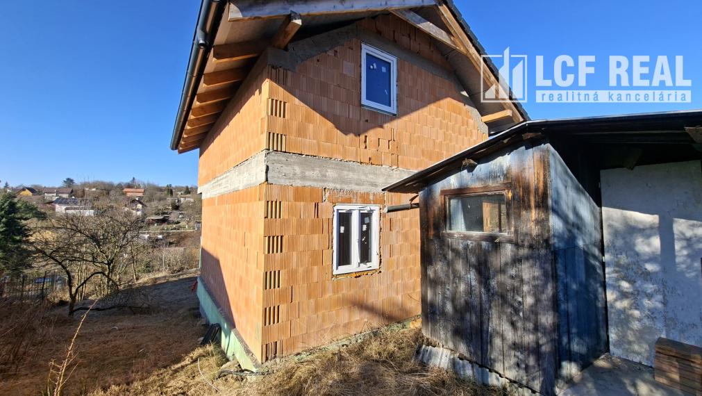 Záhrada s uzavretou hrubou stavbou chaty, Košická Nová Ves