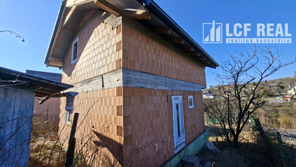 Záhrada s uzavretou hrubou stavbou chaty, Košická Nová Ves