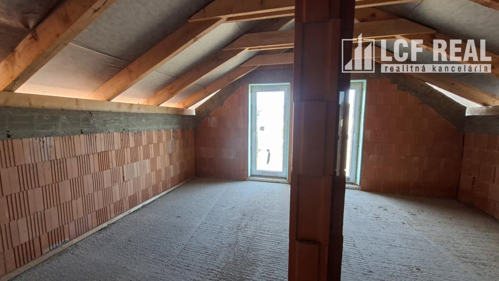 Záhrada s uzavretou hrubou stavbou chaty, Košická Nová Ves