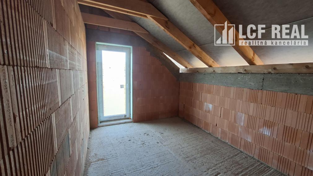 Záhrada s uzavretou hrubou stavbou chaty, Košická Nová Ves