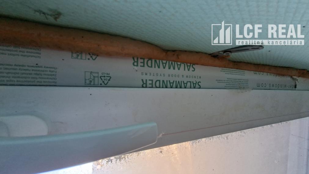 Záhrada s uzavretou hrubou stavbou chaty, Košická Nová Ves