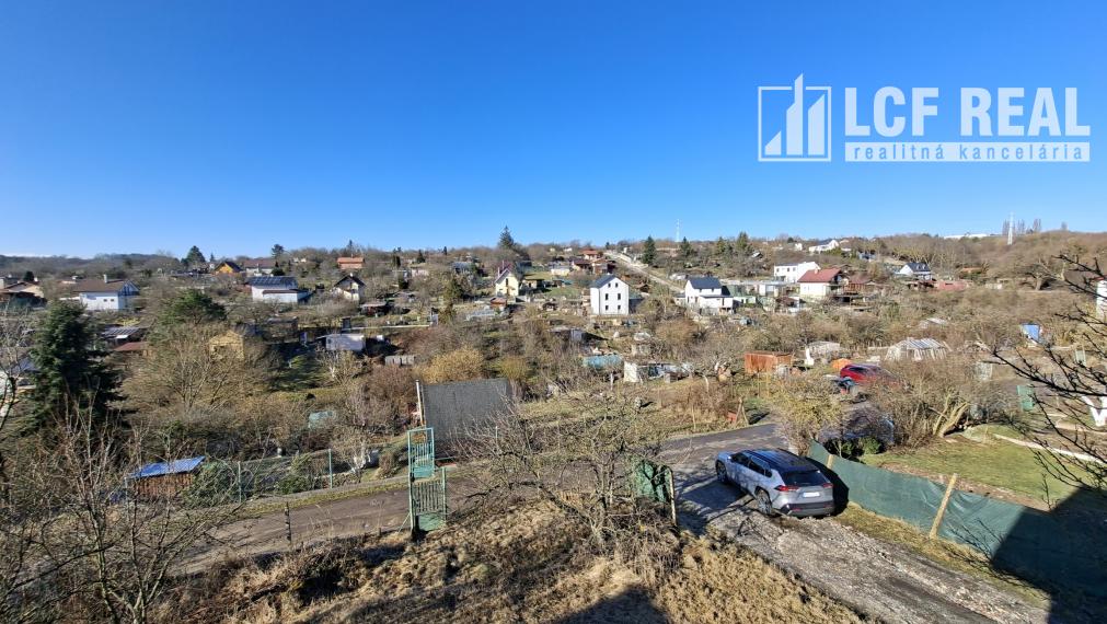 Záhrada s uzavretou hrubou stavbou chaty, Košická Nová Ves