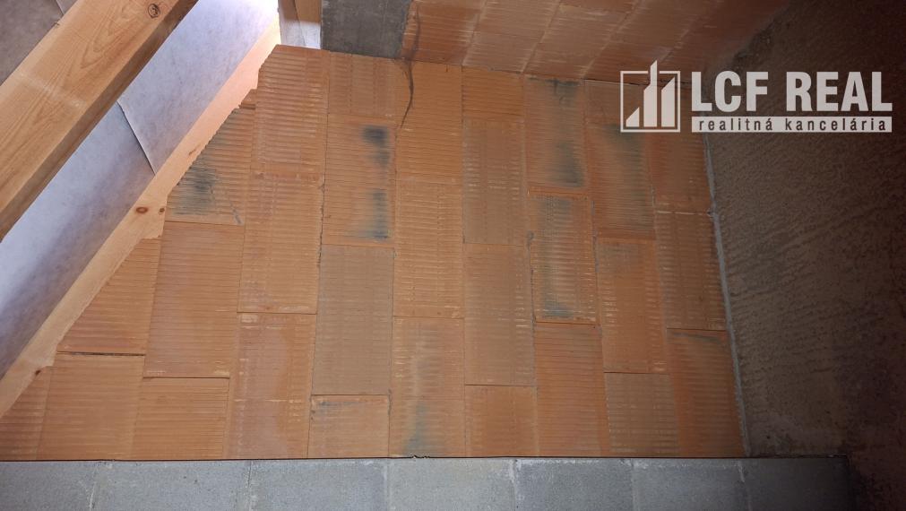 Záhrada s uzavretou hrubou stavbou chaty, Košická Nová Ves