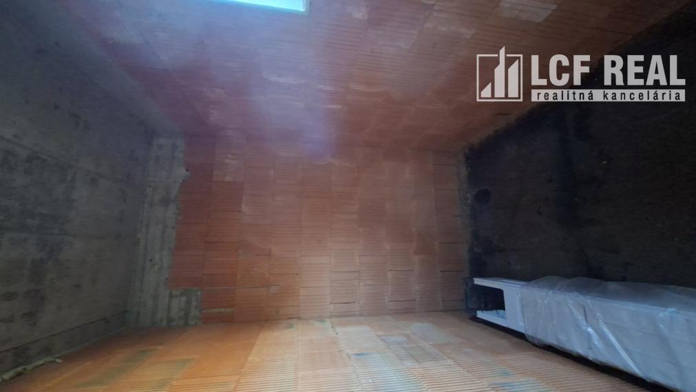 Záhrada s uzavretou hrubou stavbou chaty, Košická Nová Ves