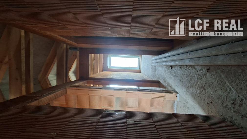 Záhrada s uzavretou hrubou stavbou chaty, Košická Nová Ves