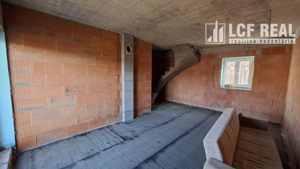 Záhrada s uzavretou hrubou stavbou chaty, Košická Nová Ves