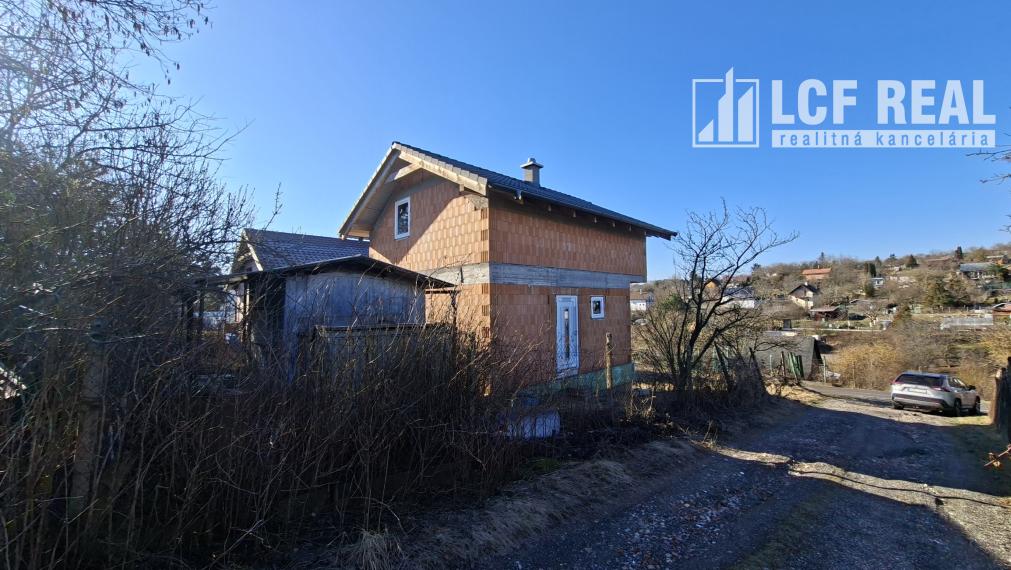 Záhrada s uzavretou hrubou stavbou chaty, Košická Nová Ves