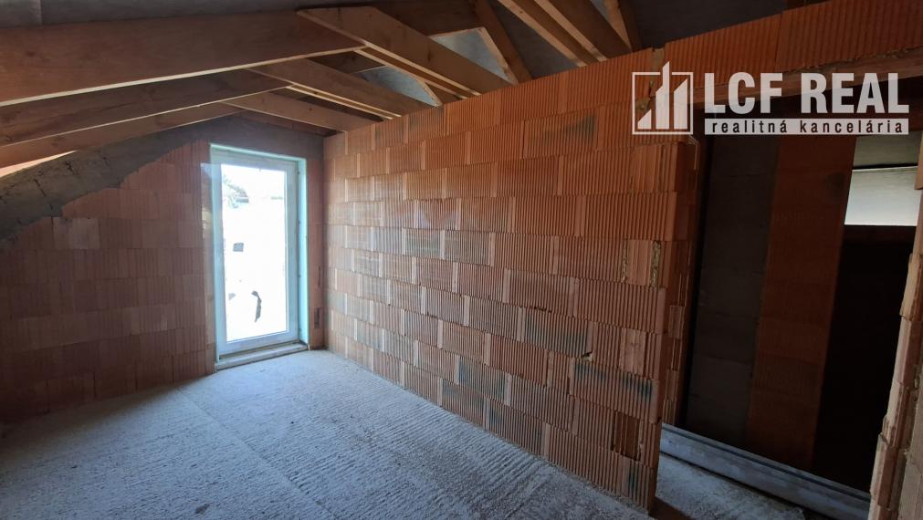 Záhrada s uzavretou hrubou stavbou chaty, Košická Nová Ves