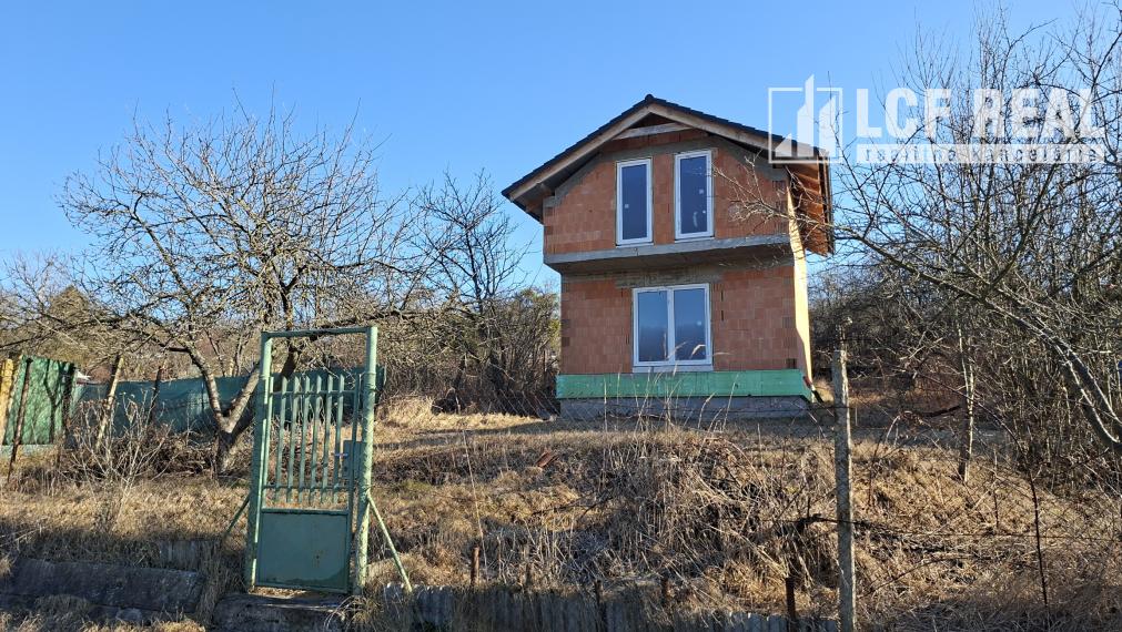 Záhrada s uzavretou hrubou stavbou chaty, Košická Nová Ves