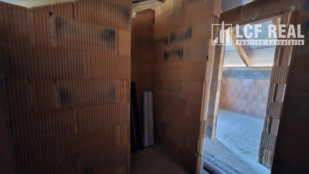 Záhrada s uzavretou hrubou stavbou chaty, Košická Nová Ves