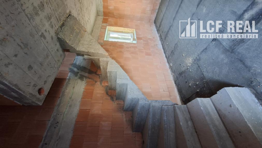 Záhrada s uzavretou hrubou stavbou chaty, Košická Nová Ves